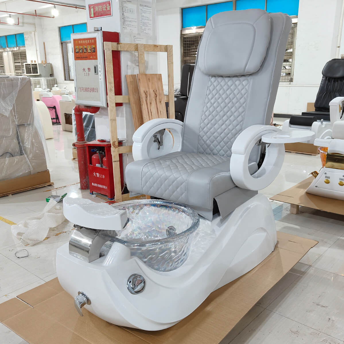 Ergonomic Grey Pedicure Chair with Iridescent Crystal Bowl & Wave LED Base 2 34004-1